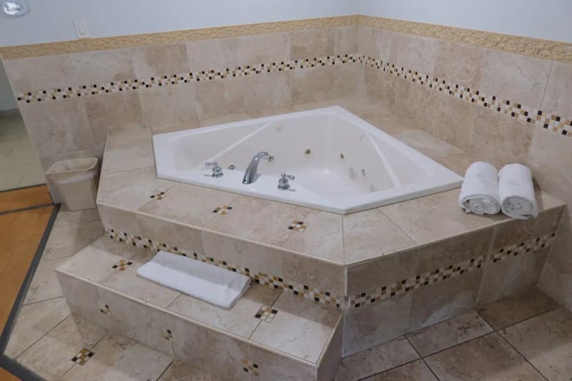 Hotels with jacuzzi in room in Clairton