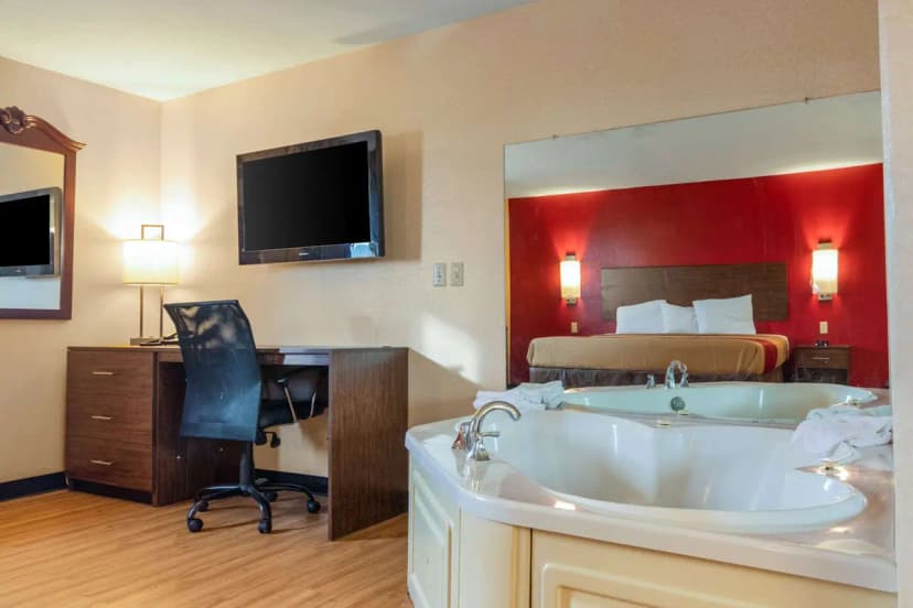 Hotels with jacuzzi in room in Kent