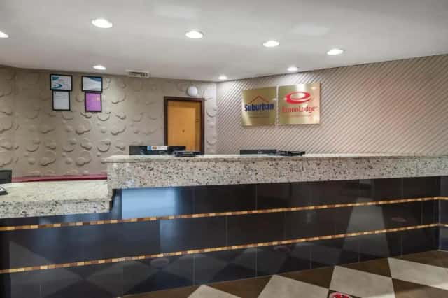 Econo Lodge — guest room