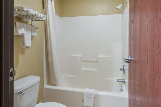 Deep soaking bathtub