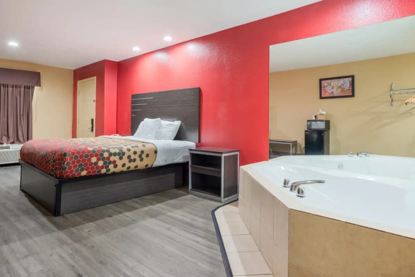 Hotels with jacuzzi in room in Lake Charles