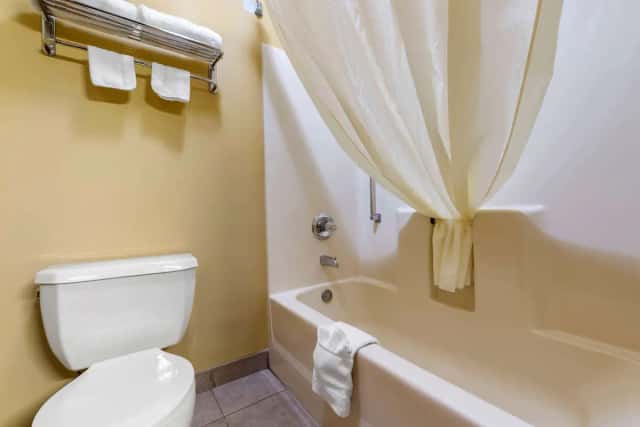 Deep soaking bathtub
