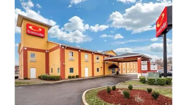 Econo Lodge Louisville Airport — guest room