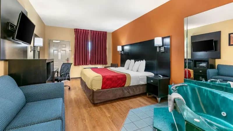 Econo Lodge hotel photo 1 in Northport, Alabama