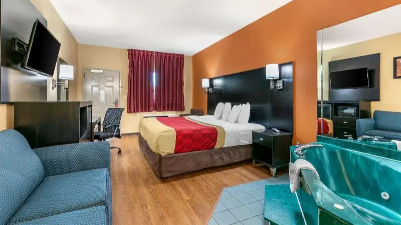 Hotels with jacuzzi in room in Northport