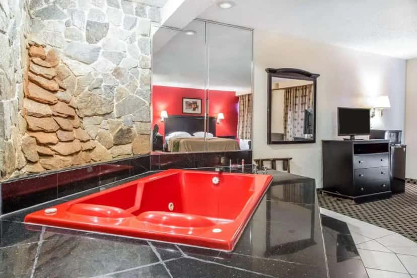 In-room hot tub at Econo Lodge in Wallingford, CT