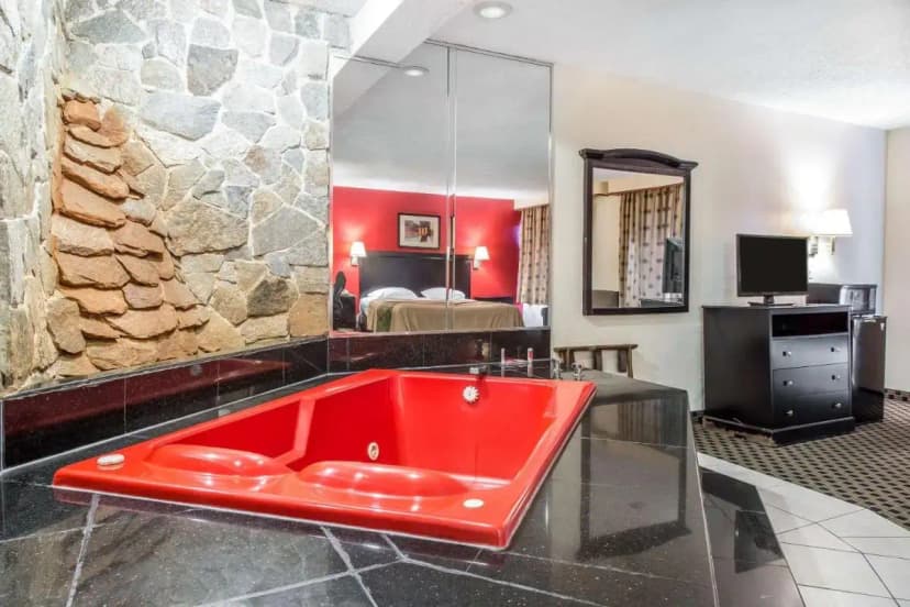 Hotels with jacuzzi in room in Wallingford
