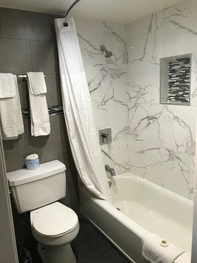 Deep soaking bathtub