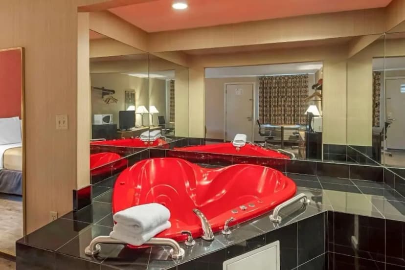 Hotels with jacuzzi in room in East Hartford