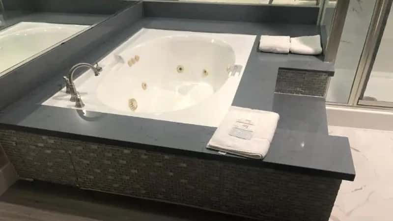 In-room hot tub at Economy Inn Ontario in Ontario, CA