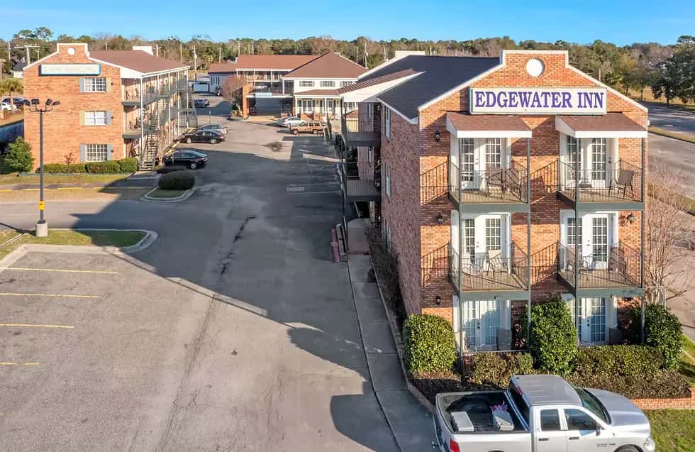 Edgewater Inn — exterior