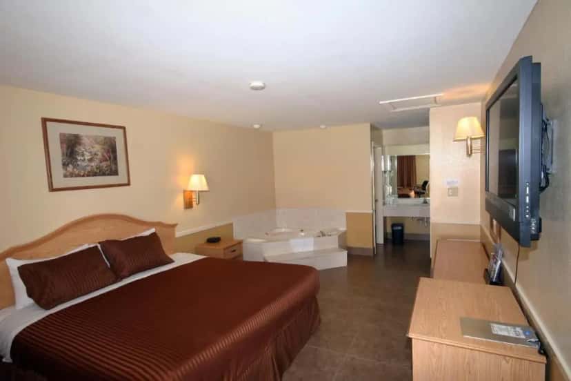 In-room hot tub at Edinburg Executive Inn in Edinburg, TX