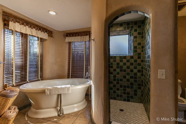 Deep soaking bathtub