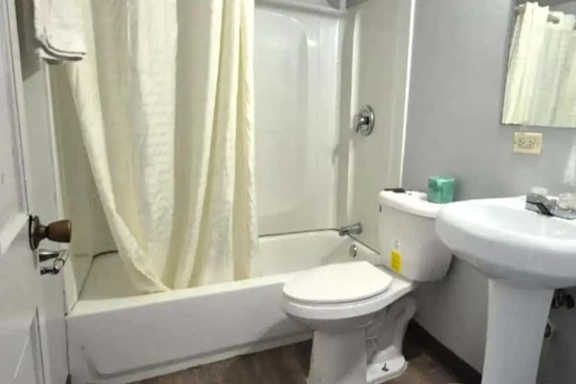 In-room hot tub at Elite Inn & Suites South Holland Chicago in Matteson, IL