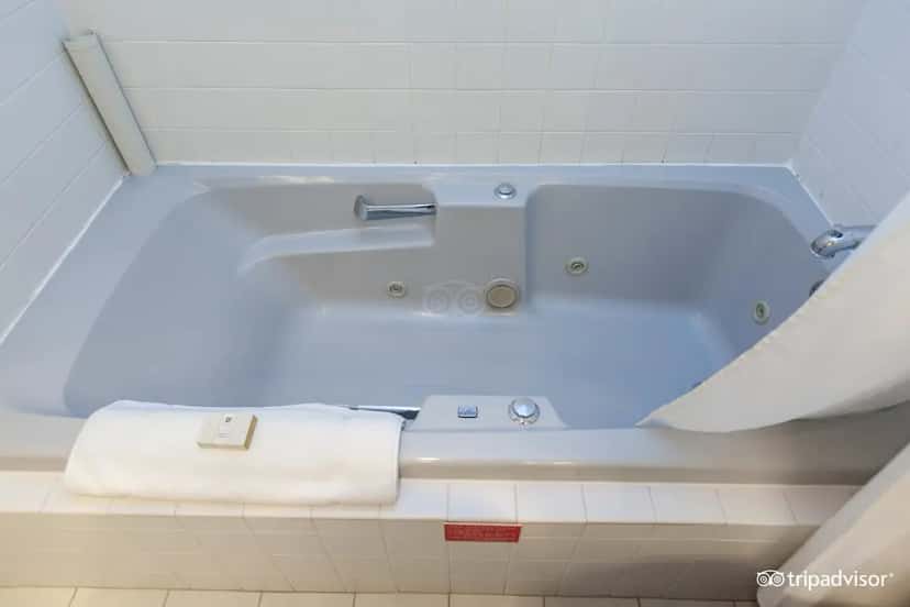 In-room hot tub at Elm House Inn in Napa, CA