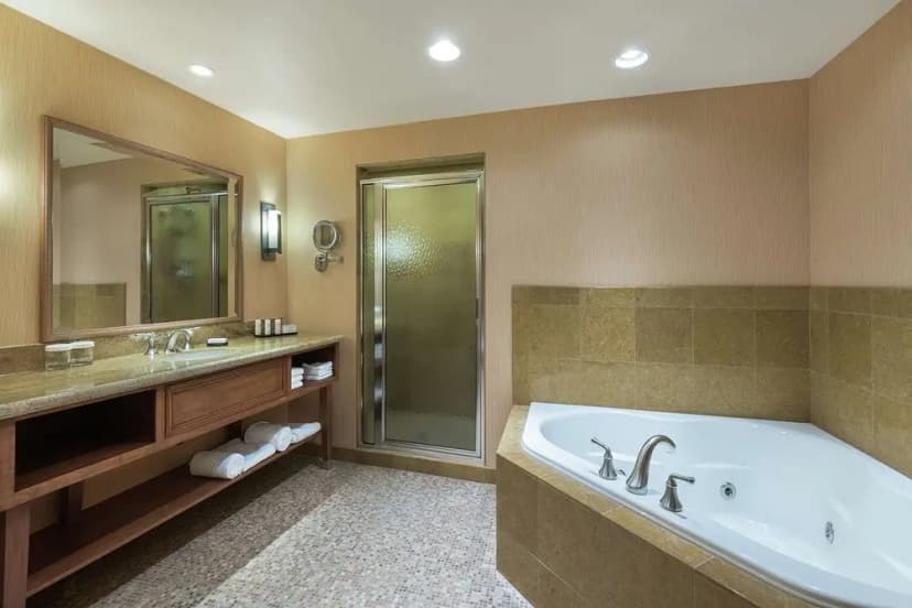Hotels with jacuzzi in room in Loveland