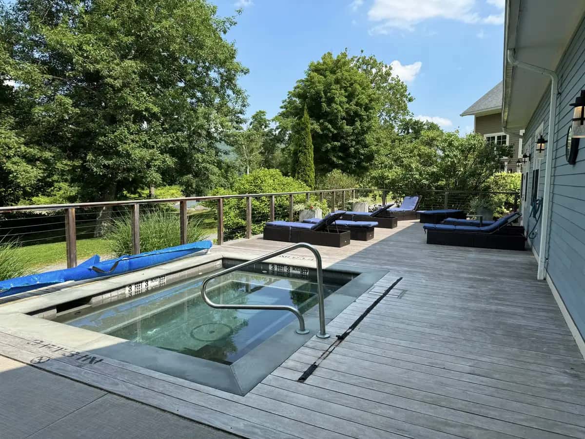 Emerson Resort & Spa Shared outdoor hot tub