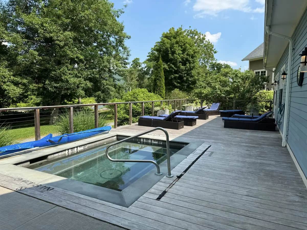 Emerson Resort & Spa Shared outdoor hot tub