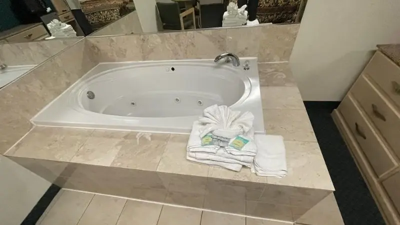 Empire Inn & Suites – Atlantic City/Absecon — suite