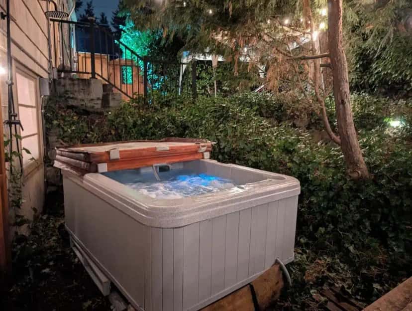 Private outdoor hot tub at Entire ADU with hottub in Bellevue, ID
