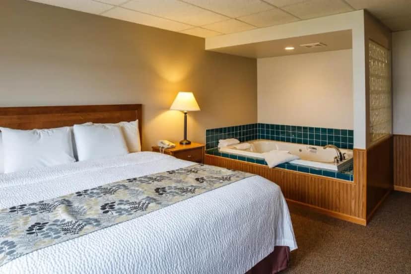Private in-room jacuzzi in the Double Room with Lake View at Ephraim Shores Resort
