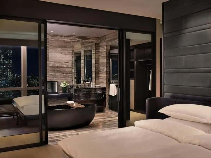 Hotel with a hot tub in New York City, NY