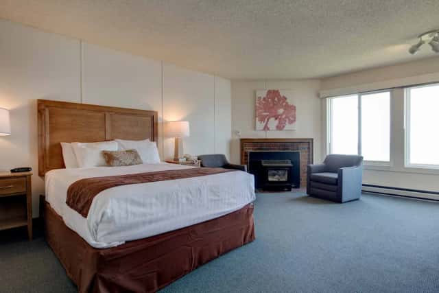 Ester Lee Oceanview Inn — guest room