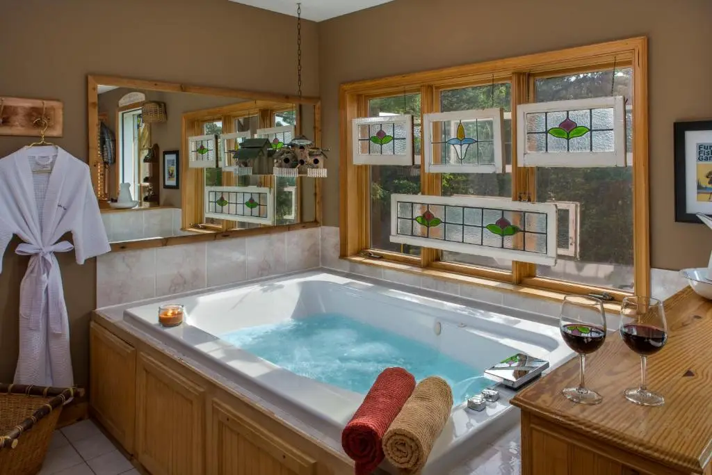 Private in-room jacuzzi in the King Suite at Eureka Sunset Cabins
