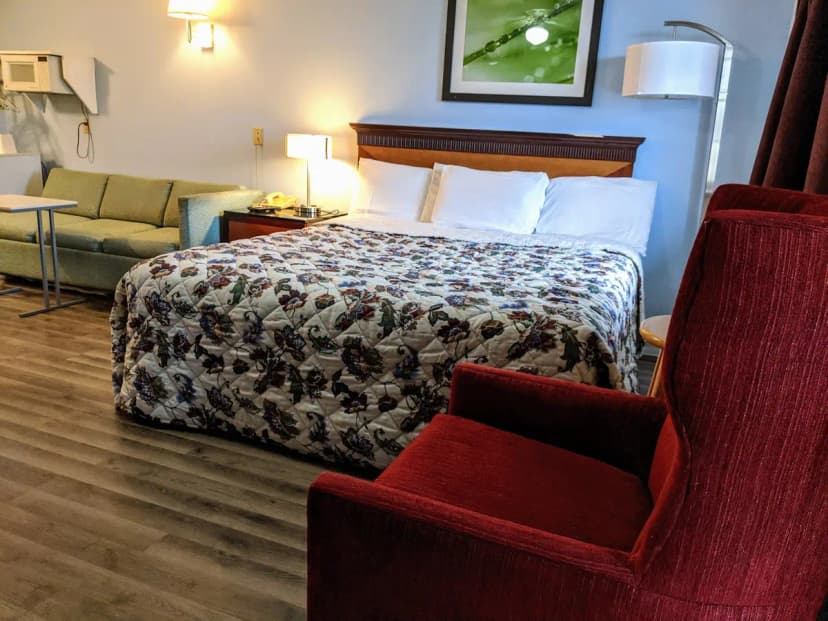 Hotels with jacuzzi in room in Thomson