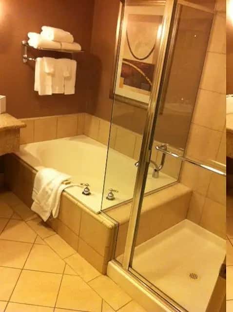 In-room hot tub at Executive Inn & Suites in Oakland, CA