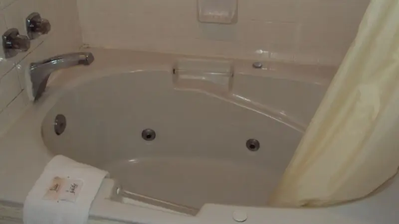 Hotels with jacuzzi in room in Tullahoma