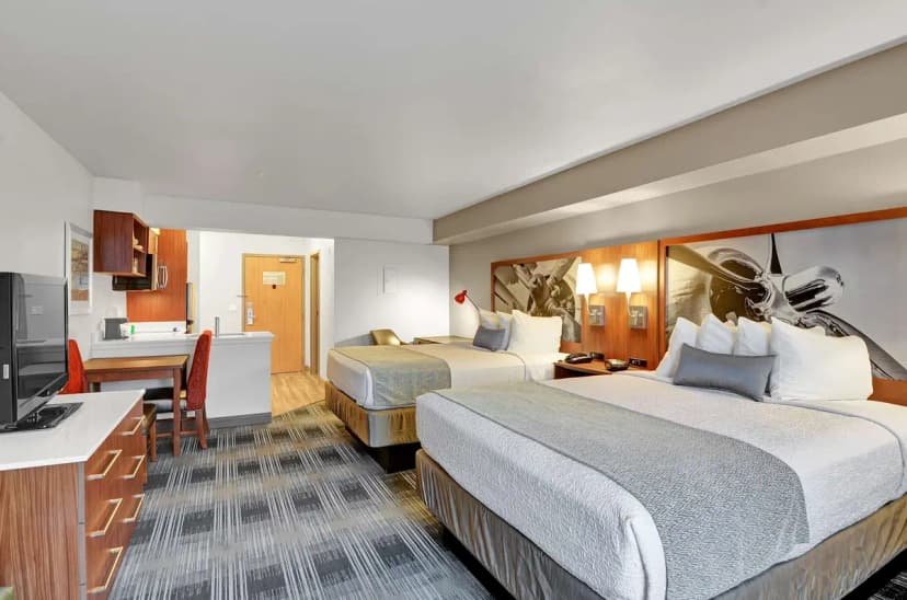 Hotels in Everett with a jacuzzi in the room
