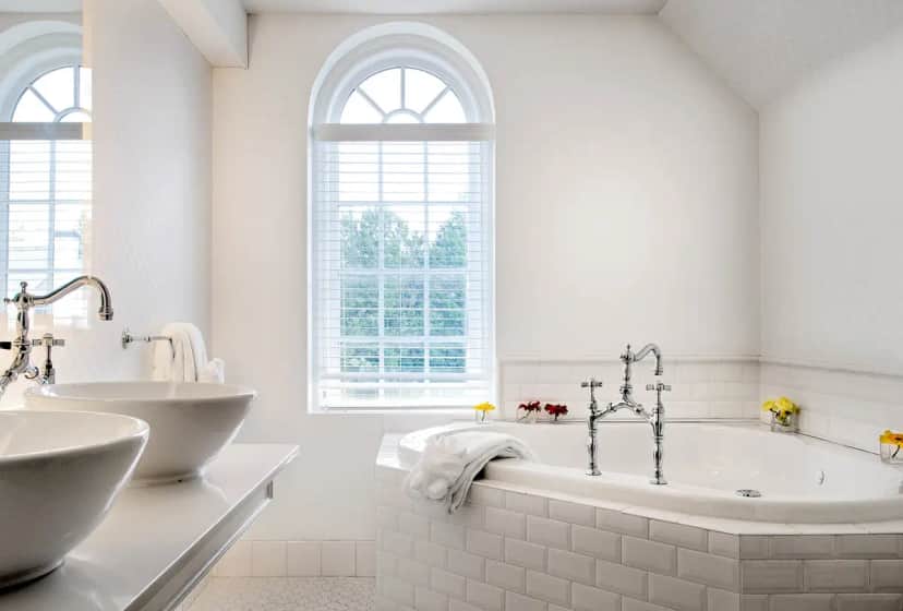 Deep soaking bathtub at Exeter Inn