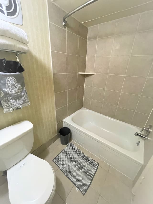 Deep soaking bathtub