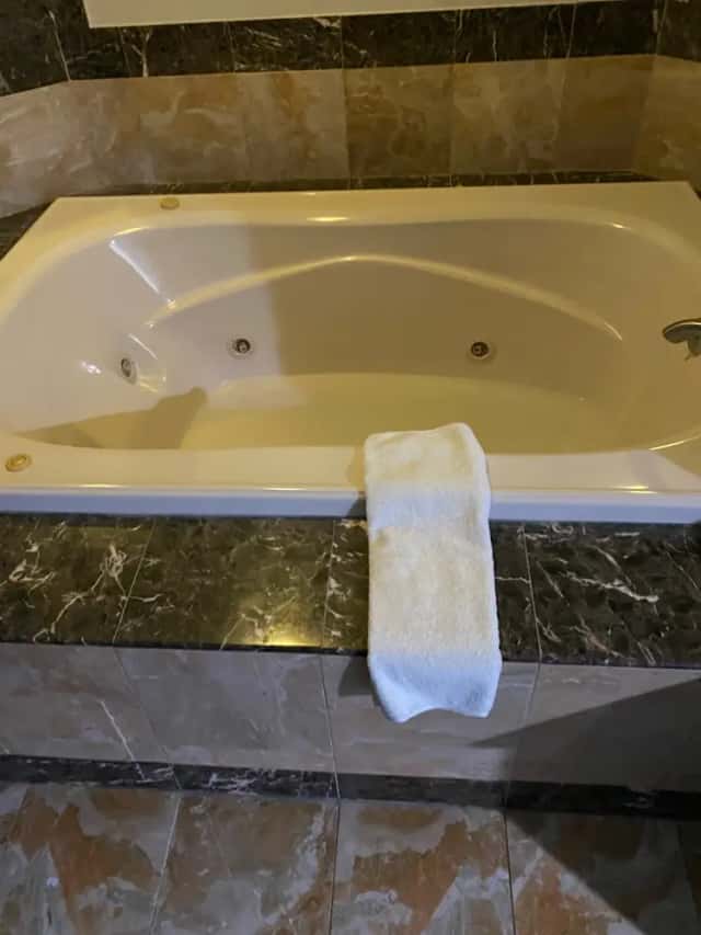 Jetted bathtub