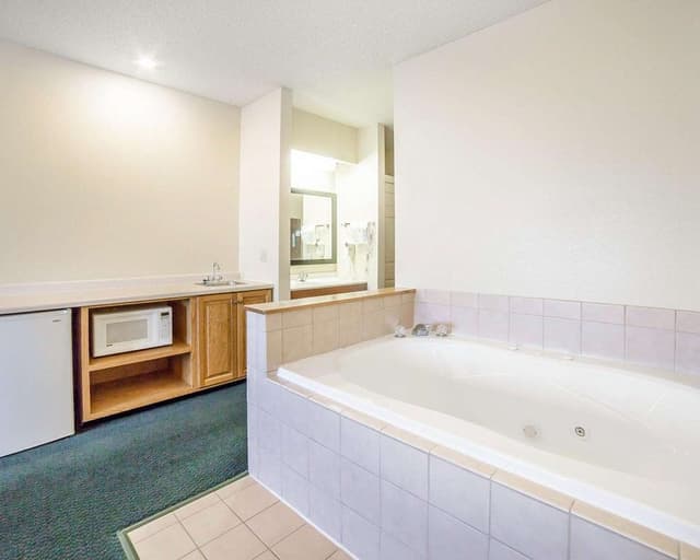 Jetted bathtub