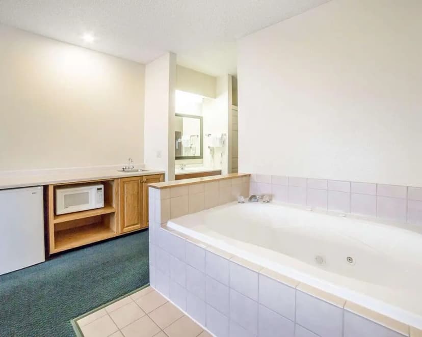 Hotels with jacuzzi in room in Glendive