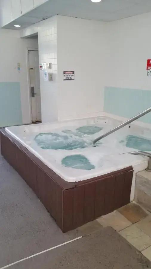 a jacuzzi tub withuzzles in a room at FairBridge Inn & Suites Leavenworth in Leavenworth