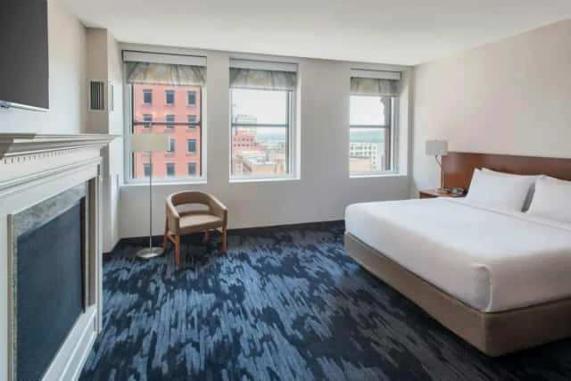 Fairfield Inn & Suites Albany Downtown — guest room