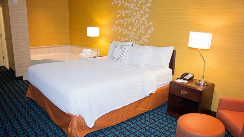 Hotels with jacuzzi in room in Butler