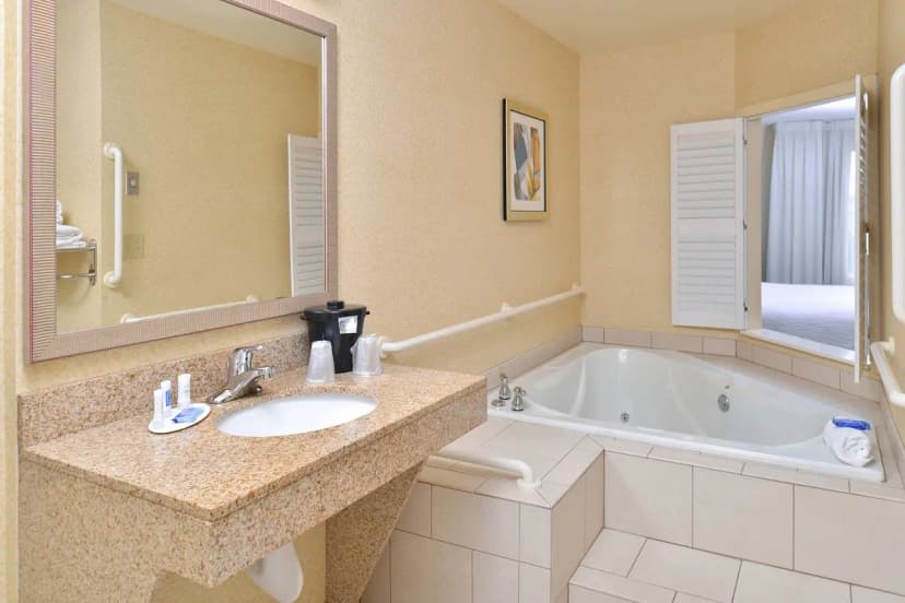 Hotels with jacuzzi in room in Bessemer