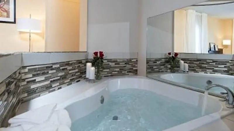 Hotels with jacuzzi in room in Reynoldsburg
