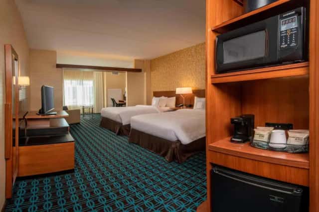 Fairfield Inn & Suites by Marriott Harrisburg Hershey — guest room