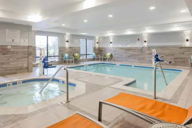 Fairfield Inn & Suites by Marriott Muskegon Norton Shores — guest room