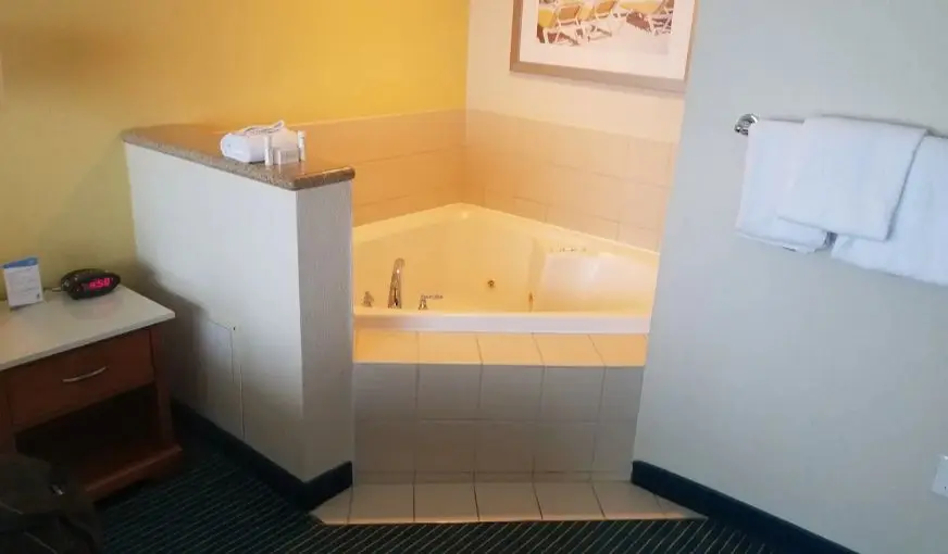 Fairfield Inn & Suites by Marriott Virginia Beach Oceanfront — suite