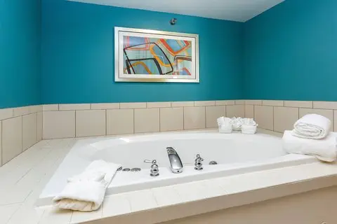 Hotels with jacuzzi in room in West Des Moines