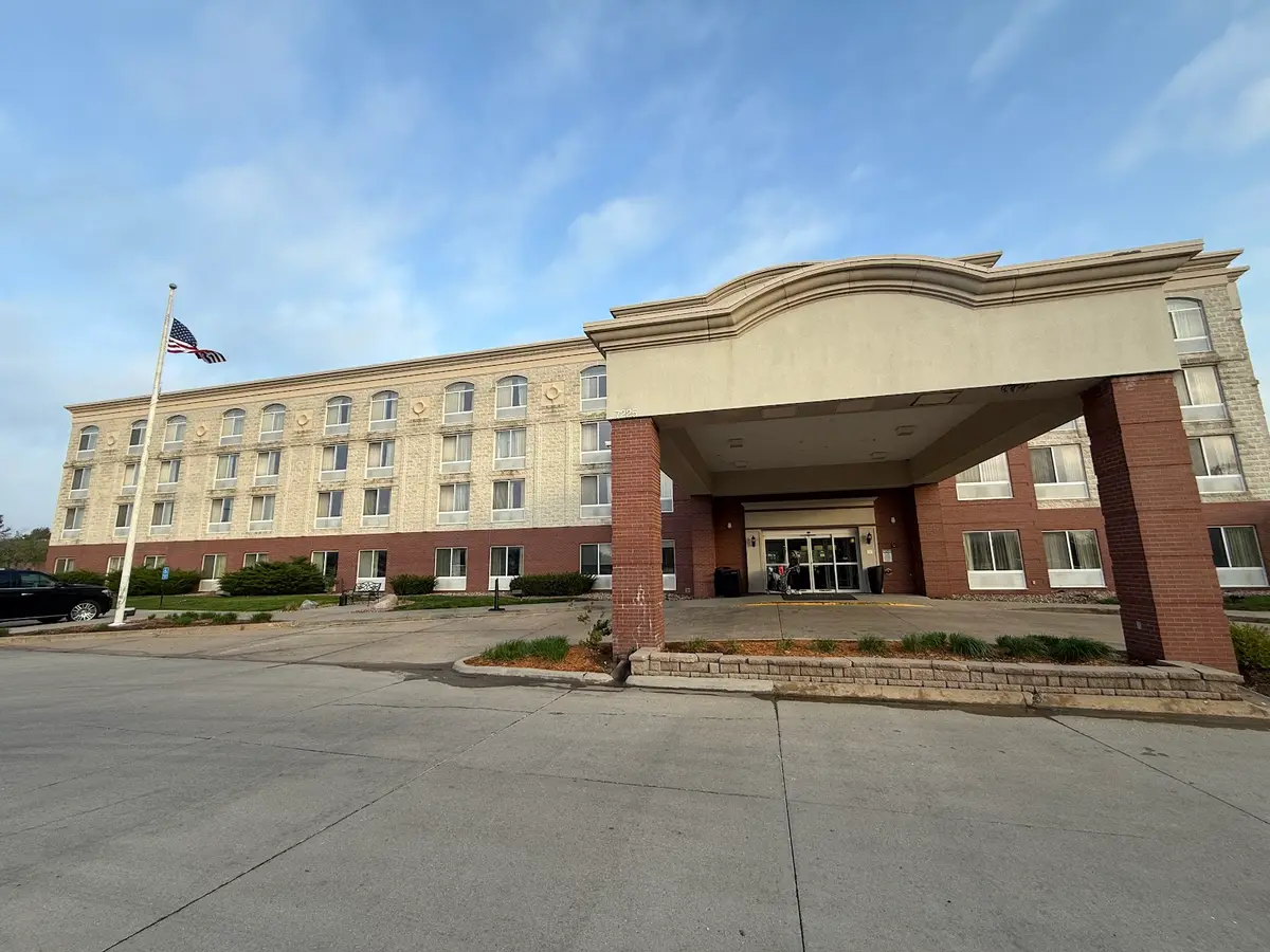 Hotels in West Des Moines with a jacuzzi in the room
