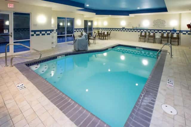 Fairfield Inn & Suites Elizabethtown — guest room