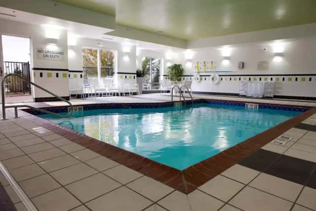 Fairfield Inn & Suites Flint Fenton — guest room