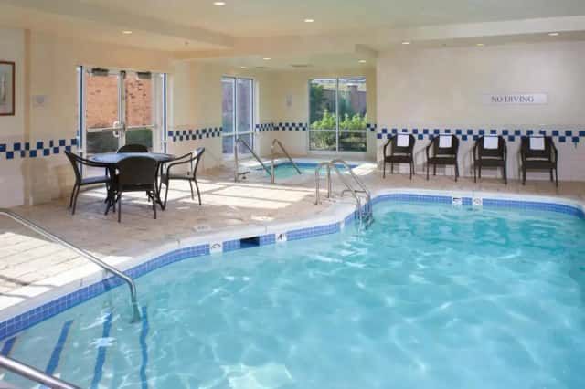 Fairfield Inn & Suites Indianapolis East — guest room